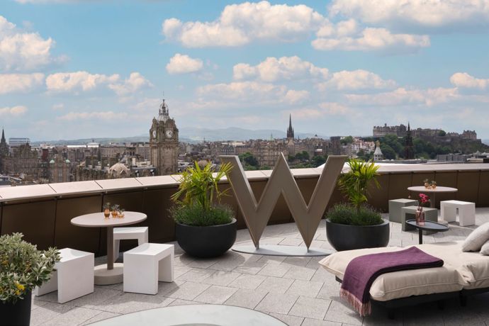 Hotel poukazuje na to, že hosté si mohou dopřát mnoho luxusních zážitků, úžasný 360stupňový výhled na město z W Lounge a W Deck a originálních koktejlů.
