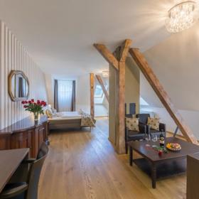 Všechny pokoje a apartmány vás okouzlí stylovým designem a elegantní koupelnou. O kvalitní spánek se postarají manželské king size postele i oddělená lůžka. Nechybí ani bezbariérový pokoj v přízemí hotelu.
