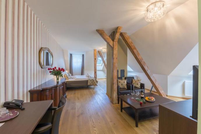 Všechny pokoje a apartmány vás okouzlí stylovým designem a elegantní koupelnou. O kvalitní spánek se postarají manželské king size postele i oddělená lůžka. Nechybí ani bezbariérový pokoj v přízemí hotelu.

