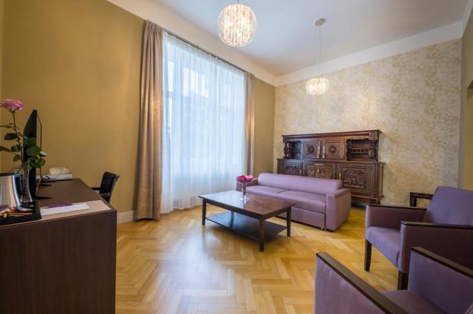 Obývací pokoj v apartmánu Louisa nabízí kvalitní 42″ LCD TV, rozkládací sedací soupravu a pracovní stůl. Samozřejmostí je bezdrátové připojení k internetu, telefon a minibar.
