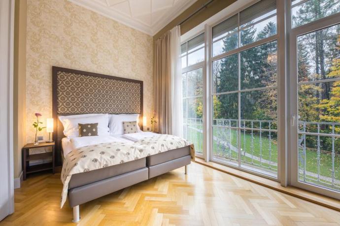 Louisa je oblíbeným novomanželským apartmánem i místem pro ubytování zahraničních delegací. Balkon nabízí krásný výhled do hotelového parku. 
