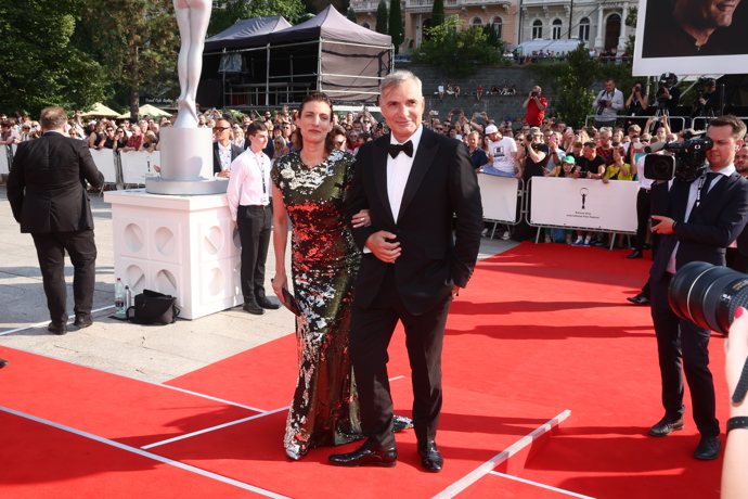 Jiří s manželkou Kristinou na zahájení karlovarského festivalu
