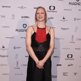 Daniela samozřejmě vzbuzuje pohledy okolí
