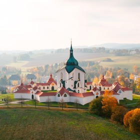 Unikátní Santiniho stavba na půdorysu pěticípé hvězdy, zapsaná na seznamu UNESCO, není jen vizuální skvost. Je to duchovní siločára, místo, kde se geometrie mění v mystiku a světlo funguje jako architektonický jazyk.
