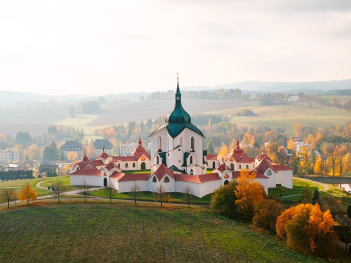 Unikátní Santiniho stavba na půdorysu pěticípé hvězdy, zapsaná na seznamu UNESCO, není jen vizuální skvost. Je to duchovní siločára, místo, kde se geometrie mění v mystiku a světlo funguje jako architektonický jazyk.
