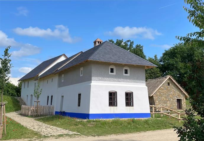 Součástí skanzenu jsou i technické stavby – vodní pila, mlýn, valcha a kovárna se zachovalým vybavením, kde se konají ukázky řemesel.
Součástí skanzenu jsou i technické stavby – vodní pila, mlýn, valcha a kovárna se zachovalým vybavením, kde se konají ukázky řemesel.
