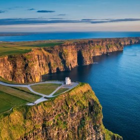Irsko je zemí, která si vás získá dřív, než stačíte říct "sláinte". Zelené pláně, kamenné zídky, pastviny s ovcemi a nekonečný Atlantik. Přidejte tradiční irskou hudbu, pivo Guinness a legendy o keltských nadpřirozených bytostech a dostanete místo, kde by nejeden člověk chtěl žít.
