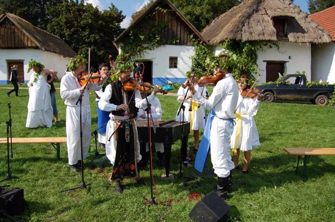 Každý rok se zde pořádá více než deset tematických akcí včetně Dožínek, Fašanku nebo Mezinárodního folklorního festivalu Strážnice.
Každý rok se zde pořádá více než deset tematických akcí včetně Dožínek, Fašanku nebo Mezinárodního folklorního festivalu Strážnice.