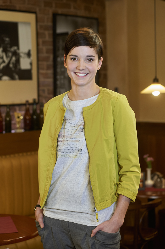 Markéta Stehlíková v roli Karly Marečkové v nekonečném seriálu Ulice, který sleduje dramatické osudy několika spřátelených rodin žijících v sousedství
Markéta Stehlíková v roli Karly Marečkové v nekonečném seriálu Ulice, který sleduje dramatické osudy několika spřátelených rodin žijících v sousedství