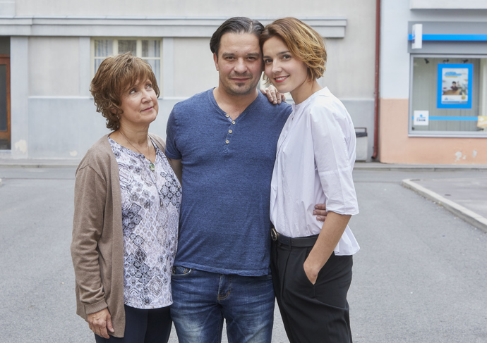 Markéta Stehlíková v roli Karly Marečkové v nekonečném seriálu Ulice, který sleduje dramatické osudy několika spřátelených rodin žijících v sousedství
Markéta Stehlíková v roli Karly Marečkové v nekonečném seriálu Ulice, který sleduje dramatické osudy několika spřátelených rodin žijících v sousedství