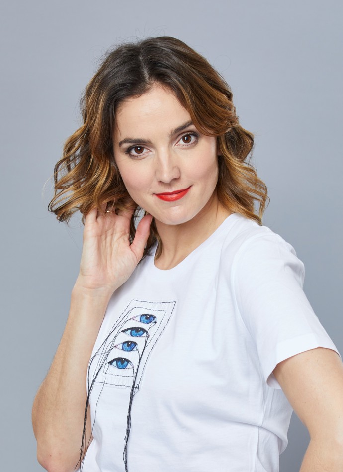 Markéta Stehlíková v roli Karly Marečkové v nekonečném seriálu Ulice, který sleduje dramatické osudy několika spřátelených rodin žijících v sousedství
Markéta Stehlíková v roli Karly Marečkové v nekonečném seriálu Ulice, který sleduje dramatické osudy několika spřátelených rodin žijících v sousedství