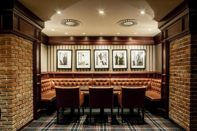 Becher's Bar je noční podnik s atmosférou anglického klubu proslavený výbornými koktejly a sálající atmosférou z filmu Jamese Bonda. Dát si tu můžete i jeho oblíbený koktejl Vesper, který zde byl přímo stvořen pro bondovku Casino Royale.
Becher's Bar je noční podnik s atmosférou anglického klubu proslavený výbornými koktejly a sálající atmosférou z filmu Jamese Bonda. Dát si tu můžete i jeho oblíbený koktejl Vesper, který zde byl přímo stvořen pro bondovku Casino Royale.
