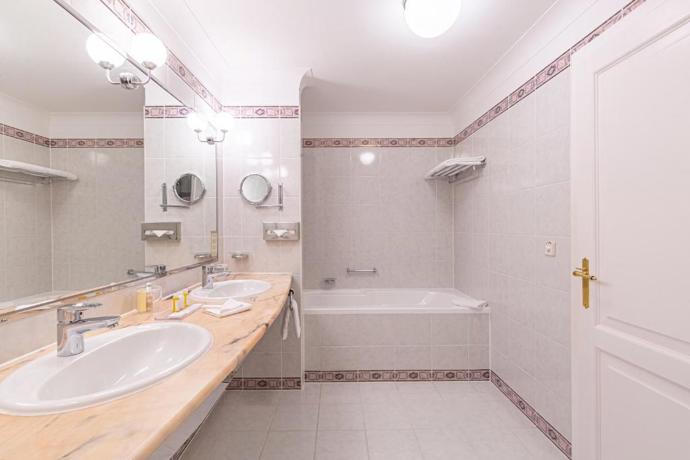 Koupelny odpovídají stylu pokojů. Některé jsou zdobnější, jiné spíše elegantní a něžnější. Mnohé zdobí zakázkový mramor a krásná výzdoba.
Koupelny odpovídají stylu pokojů. Některé jsou zdobnější, jiné spíše elegantní a něžnější. Mnohé zdobí zakázkový mramor a krásná výzdoba.
