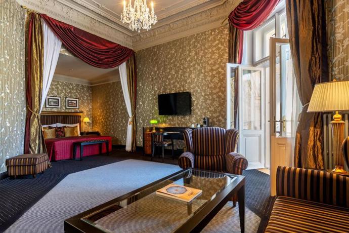 Dnešní podoba Grandhotelu Pupp je výsledkem postupného spojování a přestavby domů, které dynastie Puppů získala v průběhu tří staletí. Každý pokoj je tak jedinečný a nenajdete zde dva totožné.
Dnešní podoba Grandhotelu Pupp je výsledkem postupného spojování a přestavby domů, které dynastie Puppů získala v průběhu tří staletí. Každý pokoj je tak jedinečný a nenajdete zde dva totožné.