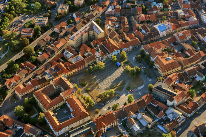 Město Slaný je někdejší královské město v okrese Kladno asi 29 km severozápadně od Prahy.
Město Slaný je někdejší královské město v okrese Kladno asi 29 km severozápadně od Prahy.