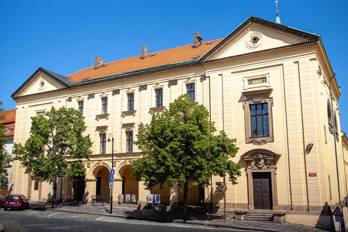 Vydejte se za slaným pramenem, sbírkou slánek a tajemným menhirem.
Vydejte se za slaným pramenem, sbírkou slánek a tajemným menhirem.