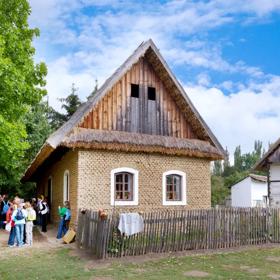 V expozicích se představuje lidová architektura z různých oblastí Slovácka. Od horských Kopanic až po rovinné Dolňácko a tradiční vinohradnické stavby.
