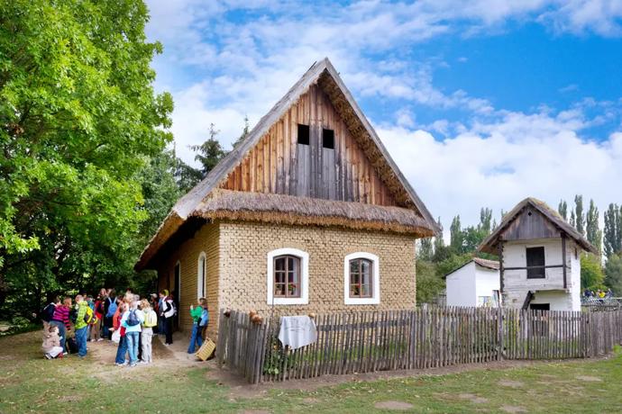 V expozicích se představuje lidová architektura z různých oblastí Slovácka. Od horských Kopanic až po rovinné Dolňácko a tradiční vinohradnické stavby.
V expozicích se představuje lidová architektura z různých oblastí Slovácka. Od horských Kopanic až po rovinné Dolňácko a tradiční vinohradnické stavby.