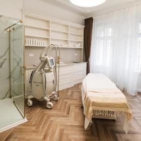 Nabídku hotelu doplňují relaxační procedury a ájurvédské masáže.
Nabídku hotelu doplňují relaxační procedury a ájurvédské masáže.