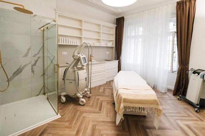 Nabídku hotelu doplňují relaxační procedury a ájurvédské masáže.
Nabídku hotelu doplňují relaxační procedury a ájurvédské masáže.