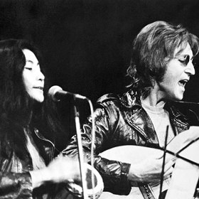 Yoko Ono a John Lennon
