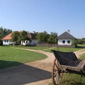 V průběhu sezony tu můžete potkat hrnčíře, tkalce, přadleny nebo vinaře. Vyprávějí o životě v minulosti a ukazují stará řemesla v praxi.
