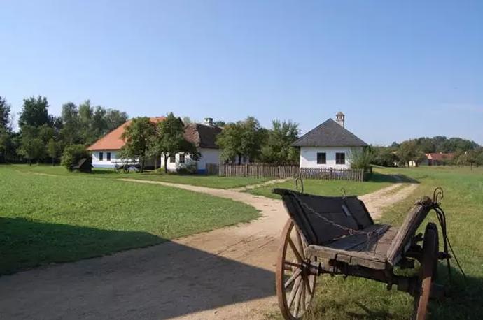 V průběhu sezony tu můžete potkat hrnčíře, tkalce, přadleny nebo vinaře. Vyprávějí o životě v minulosti a ukazují stará řemesla v praxi.
V průběhu sezony tu můžete potkat hrnčíře, tkalce, přadleny nebo vinaře. Vyprávějí o životě v minulosti a ukazují stará řemesla v praxi.