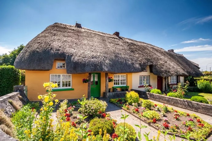 Irsko je zemí, která si vás získá dřív, než stačíte říct sláinte. Zelené pláně, kamenné zídky, pastviny s ovcemi a nekonečný Atlantik. Přidejte tradiční irskou hudbu, pivo Guinness a legendy o keltských nadpřirozených bytostech a dostanete místo, kde by nejeden člověk chtěl žít.

