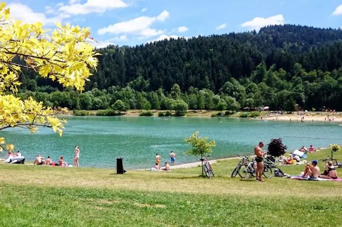 Přírodní koupaliště Na Stanoch (Nový Hrozenkov)
„Balaton po valašsku“ s vodou tak čistou, že do ní skočíte bez zaváhání. Jezero vzniklo zatopením pískovny a má až 9,5 hektaru. Najdete tu sprchy, bufet, dětské hřiště i půjčovnu šlapadel. Díky přírodnímu dnu se voda nezakalí ani při větší návštěvnosti.
Přírodní koupaliště Na Stanoch (Nový Hrozenkov)
„Balaton po valašsku“ s vodou tak čistou, že do ní skočíte bez zaváhání. Jezero vzniklo zatopením pískovny a má až 9,5 hektaru. Najdete tu sprchy, bufet, dětské hřiště i půjčovnu šlapadel. Díky přírodnímu dnu se voda nezakalí ani při větší návštěvnosti.