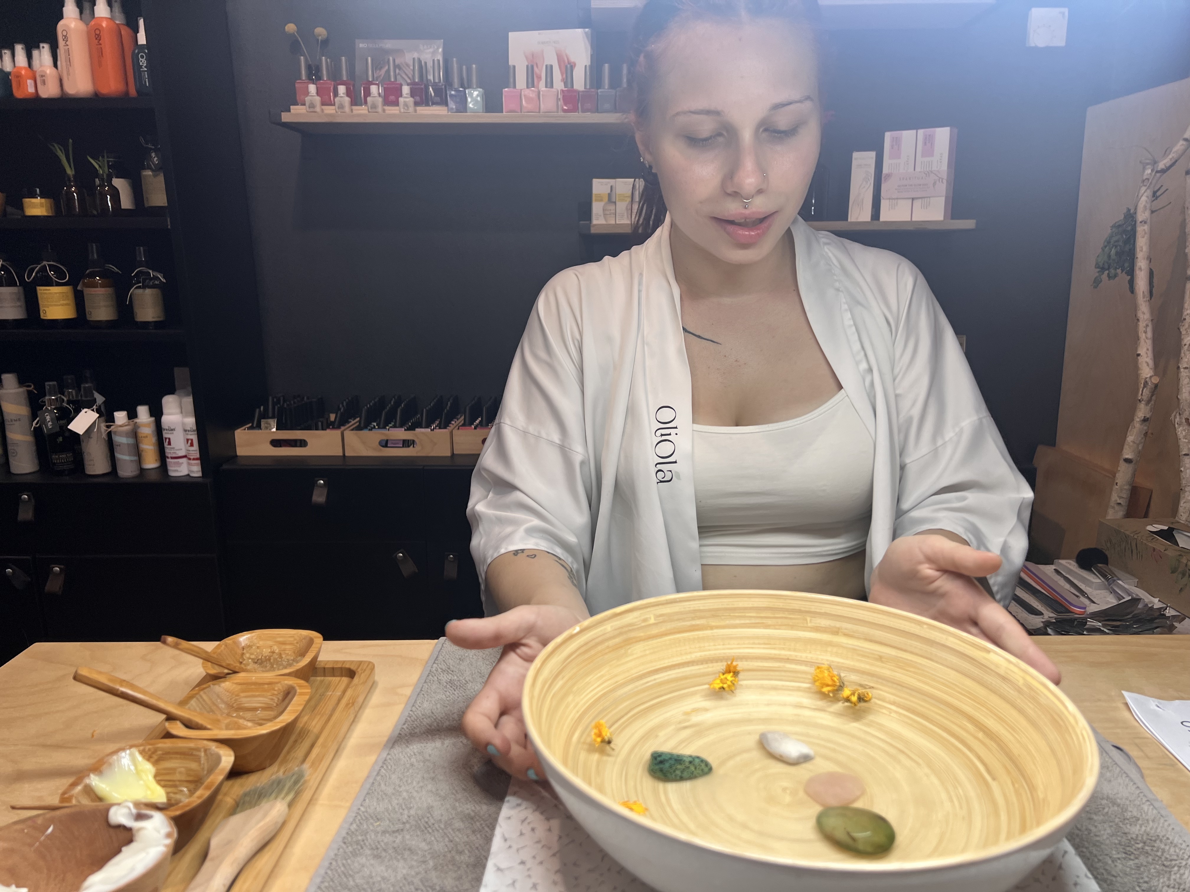 Adéla Radoměřská při práci, studio OliOla
