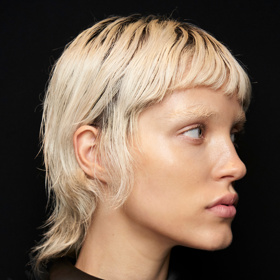 Blond v barvě champagne
