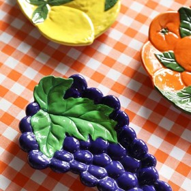 Proč je tento styl najednou tak populární? Souvisí to s návratem maximalismu a takzvaného „garden stylu“, tedy estetiky, která se nebojí barev, výrazných tvarů a inspirace přírodou.
