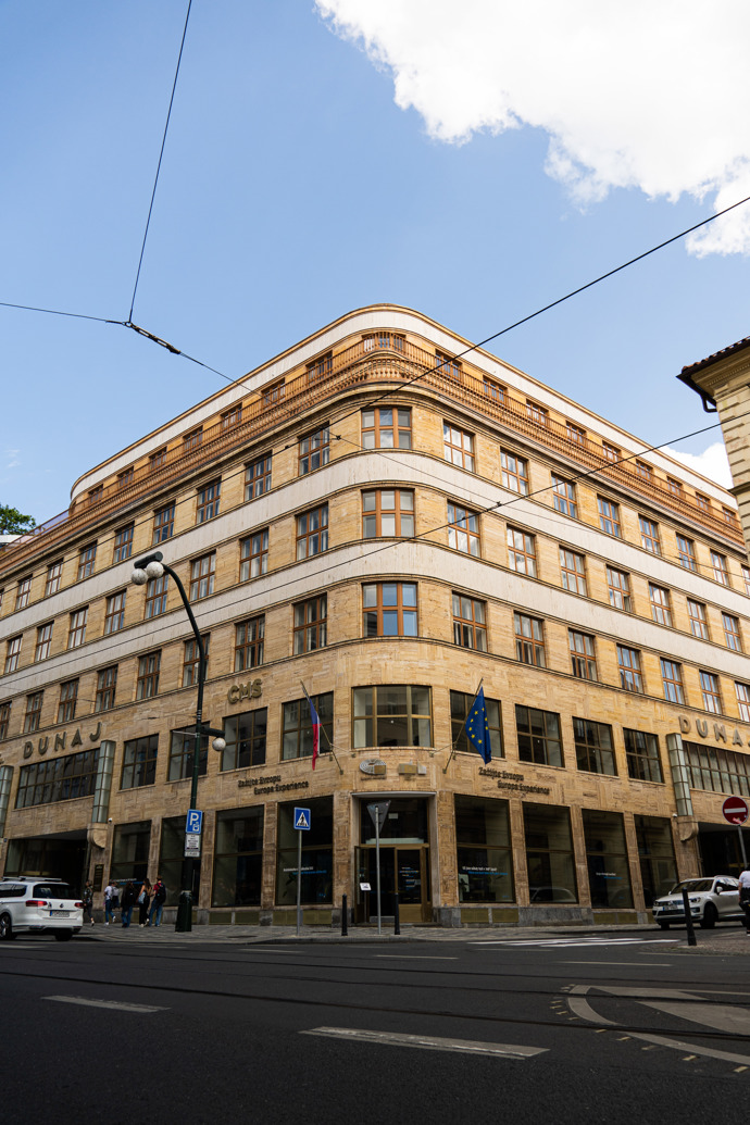 Fasáda je navržena ve stejném materiálovém provedení jako stávající budova, stejný je i rastr oken a okenních rámů, aby nová část maximálně splynula s původní. Ve dvou nejvyšších patrech směrem do atria jsou přidané prosklené plochy na výšku podlaží. Architekti dávali velký důraz na zachování autentických prvků od původních podlah z litého terazza a mramoru, replik poškozených částí luxferových podlah, repasovaného žulového schodiště, jeho mosazného zábradlí nebo původní hydrantové skříně. 

