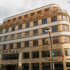 Palác Dunaj, původně sídlo rakouské pojišťovny Donau, byl postaven v roce 1930 podle návrhu renomovaného architekta Adolfa Foehera. Výrazná stavba v konstruktivistickém stylu se záhy stala symbolem funkcionalistické Prahy.
Palác Dunaj, původně sídlo rakouské pojišťovny Donau, byl postaven v roce 1930 podle návrhu renomovaného architekta Adolfa Foehera. Výrazná stavba v konstruktivistickém stylu se záhy stala symbolem funkcionalistické Prahy.