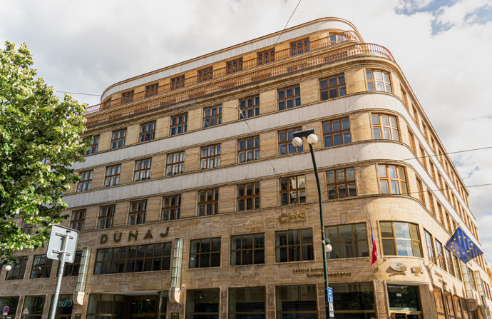 Palác Dunaj, původně sídlo rakouské pojišťovny Donau, byl postaven v roce 1930 podle návrhu renomovaného architekta Adolfa Foehera. Výrazná stavba v konstruktivistickém stylu se záhy stala symbolem funkcionalistické Prahy. 
