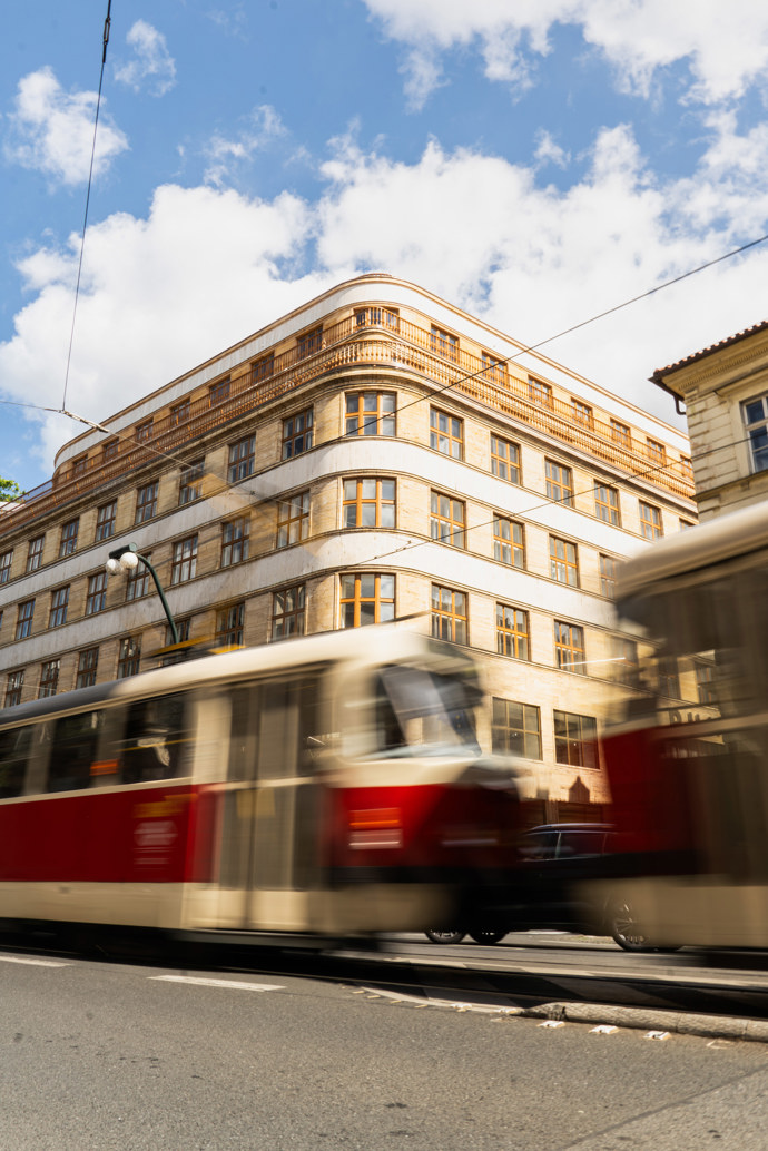 „Travertinové fasády byly vyčištěny a doplněny, repasovala se původní špaletová okna, obnovily se luxferové podlahy a do vstupů se vrátily repliky původních lamp,“ popisuje Jana Mastíková, hlavní architektka architektonického a projekčního studia LOXIA, které se velmi často věnuje obnově a záchraně památek a v Dunaji mělo jako generální projektant na starosti pečlivou koordinaci celé rekonstrukce.
