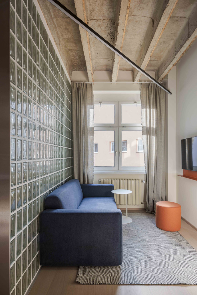 Někdejší kulturní dům se mění v domov pro nové generace. Metropol Coliving v Bratislavě ukazuje, jak může vypadat nájemní bydlení budoucnosti.
Někdejší kulturní dům se mění v domov pro nové generace. Metropol Coliving v Bratislavě ukazuje, jak může vypadat nájemní bydlení budoucnosti.