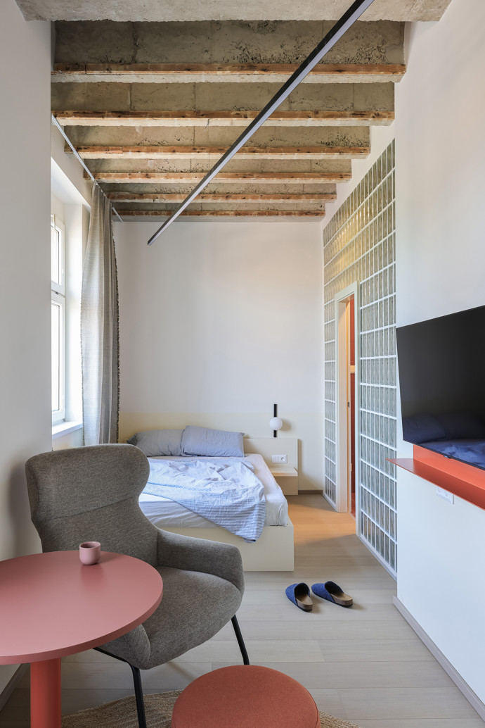 Někdejší kulturní dům se mění v domov pro nové generace. Metropol Coliving v Bratislavě ukazuje, jak může vypadat nájemní bydlení budoucnosti.
Někdejší kulturní dům se mění v domov pro nové generace. Metropol Coliving v Bratislavě ukazuje, jak může vypadat nájemní bydlení budoucnosti.