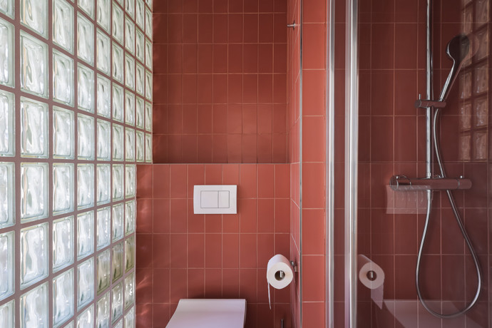 Architekti vytvořili v objektu moderní a dostupné bydlení a zároveň zachovali autentickou atmosféru místa.
Architekti vytvořili v objektu moderní a dostupné bydlení a zároveň zachovali autentickou atmosféru místa.