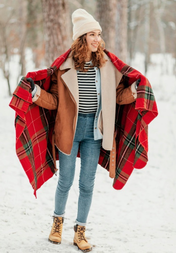 Tartan je oblíbeným vzorem na hřejivých dekách, které lze nosit i jako pončo. 
