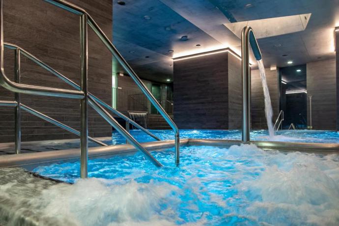 Výborně vybavené spa Grandhotelu Pupp představuje moderní pojetí lázeňské tradice. Užijte si bazén s protiproudem, vířivky, sauny i fitness centrum s kardio zónou. Připravena je pro vás i privátní spa suite.
Výborně vybavené spa Grandhotelu Pupp představuje moderní pojetí lázeňské tradice. Užijte si bazén s protiproudem, vířivky, sauny i fitness centrum s kardio zónou. Připravena je pro vás i privátní spa suite.