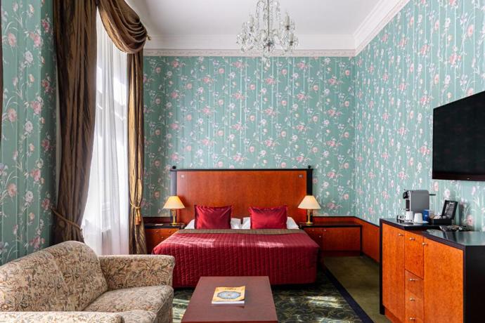 Superior Room jsou oblíbené u hostů vyhledávající hlavně tradici. Každý je zdobený elegantní béžovou nebo výraznými květinovými motivy na látkách a tapetách. Barvy se různí.
Superior Room jsou oblíbené u hostů vyhledávající hlavně tradici. Každý je zdobený elegantní béžovou nebo výraznými květinovými motivy na látkách a tapetách. Barvy se různí.
