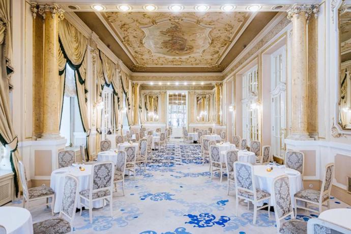 Grandrestaurace představuje srdce celého hotelu Pupp. Gurmánský zážitek navíc umocňuje jedinečný interiér s nádhernou uměleckou výzdobou a bohatou historií.
Grandrestaurace představuje srdce celého hotelu Pupp. Gurmánský zážitek navíc umocňuje jedinečný interiér s nádhernou uměleckou výzdobou a bohatou historií.