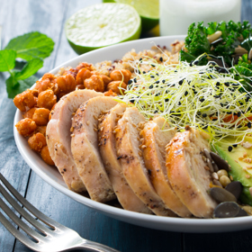 Buddha bowl s kuřetem a pečenou cizrnou

Ingredience (2 porce):


	2 kuřecí prsa od značky Dobré kuře z Klatov, 
	sůl, pepř, 
	trocha olivového oleje, 
	1 hrnek vařené cizrny (nebo z konzervy), 
	1/2 lžičky papriky, 
	špetka chilli, 
	1/2 avokáda na osobu, 
	hrnek vařené quinoy, 
	mrkev, 
	brokolice, 
	červené zelí nebo listová zelenina, 
	klíčky (ředkvičkové, mungo), 
	mix semínek – slunečnicová, sezamová, dýňová


Na zálivku:


	2 lžíce olivového oleje, 
	1 lžíce limetkové šťávy, 
	1/2 lžičky medu, 
	sůl, pepř, 
	hořčice.


Postup:

Cizrnu smíchejte s trochou oleje, paprikou a chilli a pečte 20 min na 200 °C dozlatova.

Kuřecí maso osolte, opepřete a opečte na pánvi nebo grilu dozlatova. Potom ho nakrájejte na plátky.

Na talíř nebo do misky vyskládejte základ z vařené quinoy, cizrnu, zeleninu, avokádo, kuře, klíčky a posypte semínky.
