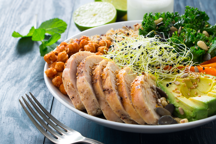 Buddha bowl s kuřetem a pečenou cizrnou

Ingredience (2 porce):


	2 kuřecí prsa od značky Dobré kuře z Klatov, 
	sůl, pepř, 
	trocha olivového oleje, 
	1 hrnek vařené cizrny (nebo z konzervy), 
	1/2 lžičky papriky, 
	špetka chilli, 
	1/2 avokáda na osobu, 
	hrnek vařené quinoy, 
	mrkev, 
	brokolice, 
	červené zelí nebo listová zelenina, 
	klíčky (ředkvičkové, mungo), 
	mix semínek – slunečnicová, sezamová, dýňová


Na zálivku:


	2 lžíce olivového oleje, 
	1 lžíce limetkové šťávy, 
	1/2 lžičky medu, 
	sůl, pepř, 
	hořčice.


Postup:

Cizrnu smíchejte s trochou oleje, paprikou a chilli a pečte 20 min na 200 °C dozlatova.

Kuřecí maso osolte, opepřete a opečte na pánvi nebo grilu dozlatova. Potom ho nakrájejte na plátky.

Na talíř nebo do misky vyskládejte základ z vařené quinoy, cizrnu, zeleninu, avokádo, kuře, klíčky a posypte semínky.
