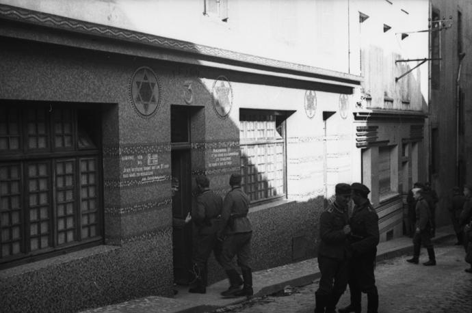 Němečtí vojáci vstupují do Soldatenbordell v Brestu ve Francii (1940). Budova je bývalá synagoga.
Němečtí vojáci vstupují do Soldatenbordell v Brestu ve Francii (1940). Budova je bývalá synagoga.