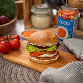Burger z červené čočky

4 porce 

Ingredience

200 g čočky červené celé Menu Gold 

60 g rajčatového protlaku

2 stroužky česneku

1 vejce

100 g cibule

120 g cizrnové mouky

120 g uvařené červené řepy

200 g mozzarelly

2 rajčata

1 salát

250 g zakysané smetany

120 ml olivového oleje

Snítka tymiánu

sůl

pepř

4 bulky

Postup

Čočku zalijeme studenou vodou a dáme přes noc do lednice. Druhý den ji slijeme a řádně propláchneme. Přidáme protlak, česnek, sůl, pepř a tymián a rozmixujeme tyčovým mixérem. Přidáme vejce, najemno nakrájenou cibuli a dle potřeby dohustíme cizrnovou moukou. Tvarujeme placky, které na rozehřátém oleji opékáme z obou stran na mírném ohni cca 3-4 minuty. 

Uvařenou a oloupanou řepu, mozzarellu a rajčata nakrájíme na tenké plátky. Salát namočíme na 5-10 minut do studené vody, natrháme na listy a pečlivě osušíme. Zakysanou smetanu vymícháme se lžící olivového oleje, lístečky tymiánu, dle chuti osolíme a opepříme. 

Bulky na burgery rozřízneme a obě vnitřní strany potřeme ochucenou smetanou. Dovnitř vložíme burger a na něj vrstvíme nakrájenou zeleninu a sýr.
