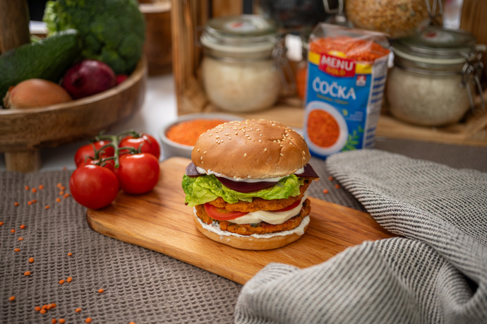 Burger z červené čočky
4 porce
Ingredience
200 g čočky červené celé Menu Gold
60 g rajčatového protlaku
2 stroužky česneku
1 vejce
100 g cibule
120 g cizrnové mouky
120 g uvařené červené řepy
200 g mozzarelly
2 rajčata
1 salát
250 g zakysané smetany
120 ml olivového oleje
Snítka tymiánu
sůl
pepř
4 bulky
Postup
Čočku zalijeme studenou vodou a dáme přes noc do lednice. Druhý den ji slijeme a řádně propláchneme. Přidáme protlak, česnek, sůl, pepř a tymián a rozmixujeme tyčovým mixérem. Přidáme vejce, najemno nakrájenou cibuli a dle potřeby dohustíme cizrnovou moukou. Tvarujeme placky, které na rozehřátém oleji opékáme z obou stran na mírném ohni cca 3-4 minuty.
Uvařenou a oloupanou řepu, mozzarellu a rajčata nakrájíme na tenké plátky. Salát namočíme na 5-10 minut do studené vody, natrháme na listy a pečlivě osušíme. Zakysanou smetanu vymícháme se lžící olivového oleje, lístečky tymiánu, dle chuti osolíme a opepříme.
Bulky na burgery rozřízneme a obě vnitřní strany potřeme ochucenou smetanou. Dovnitř vložíme burger a na něj vrstvíme nakrájenou zeleninu a sýr.
Burger z červené čočky
4 porce
Ingredience
200 g čočky červené celé Menu Gold
60 g rajčatového protlaku
2 stroužky česneku
1 vejce
100 g cibule
120 g cizrnové mouky
120 g uvařené červené řepy
200 g mozzarelly
2 rajčata
1 salát
250 g zakysané smetany
120 ml olivového oleje
Snítka tymiánu
sůl
pepř
4 bulky
Postup
Čočku zalijeme studenou vodou a dáme přes noc do lednice. Druhý den ji slijeme a řádně propláchneme. Přidáme protlak, česnek, sůl, pepř a tymián a rozmixujeme tyčovým mixérem. Přidáme vejce, najemno nakrájenou cibuli a dle potřeby dohustíme cizrnovou moukou. Tvarujeme placky, které na rozehřátém oleji opékáme z obou stran na mírném ohni cca 3-4 minuty.
Uvařenou a oloupanou řepu, mozzarellu a rajčata nakrájíme na tenké plátky. Salát namočíme na 5-10 minut do studené vody, natrháme na listy a pečlivě osušíme. Zakysanou smetanu vymícháme se lžící olivového oleje, lístečky tymiánu, dle chuti osolíme a opepříme.
Bulky na burgery rozřízneme a obě vnitřní strany potřeme ochucenou smetanou. Dovnitř vložíme burger a na něj vrstvíme nakrájenou zeleninu a sýr.