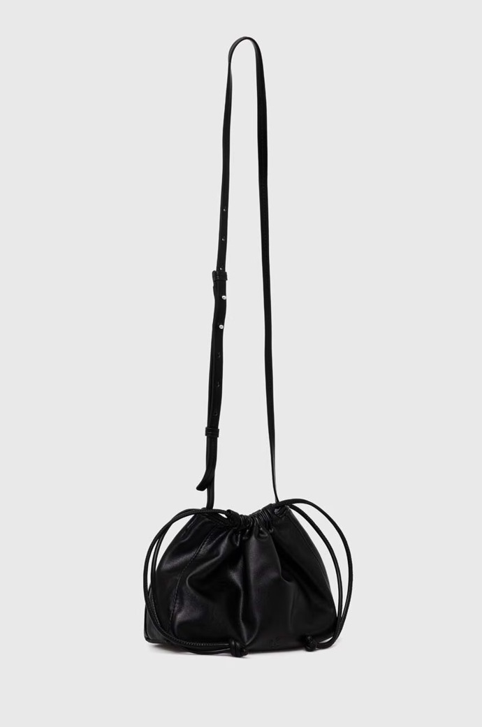 Kabelka, Calvin Klein, 3999 Kč
Kabelka, Calvin Klein, 3999 Kč