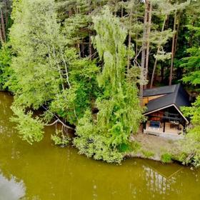 Součástí je vybavená kuchyň, manželská postel, rozkládací pohovka a koupelna se sprchou.
